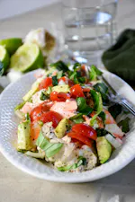 Ensalada low carb de mariscos con aguacate