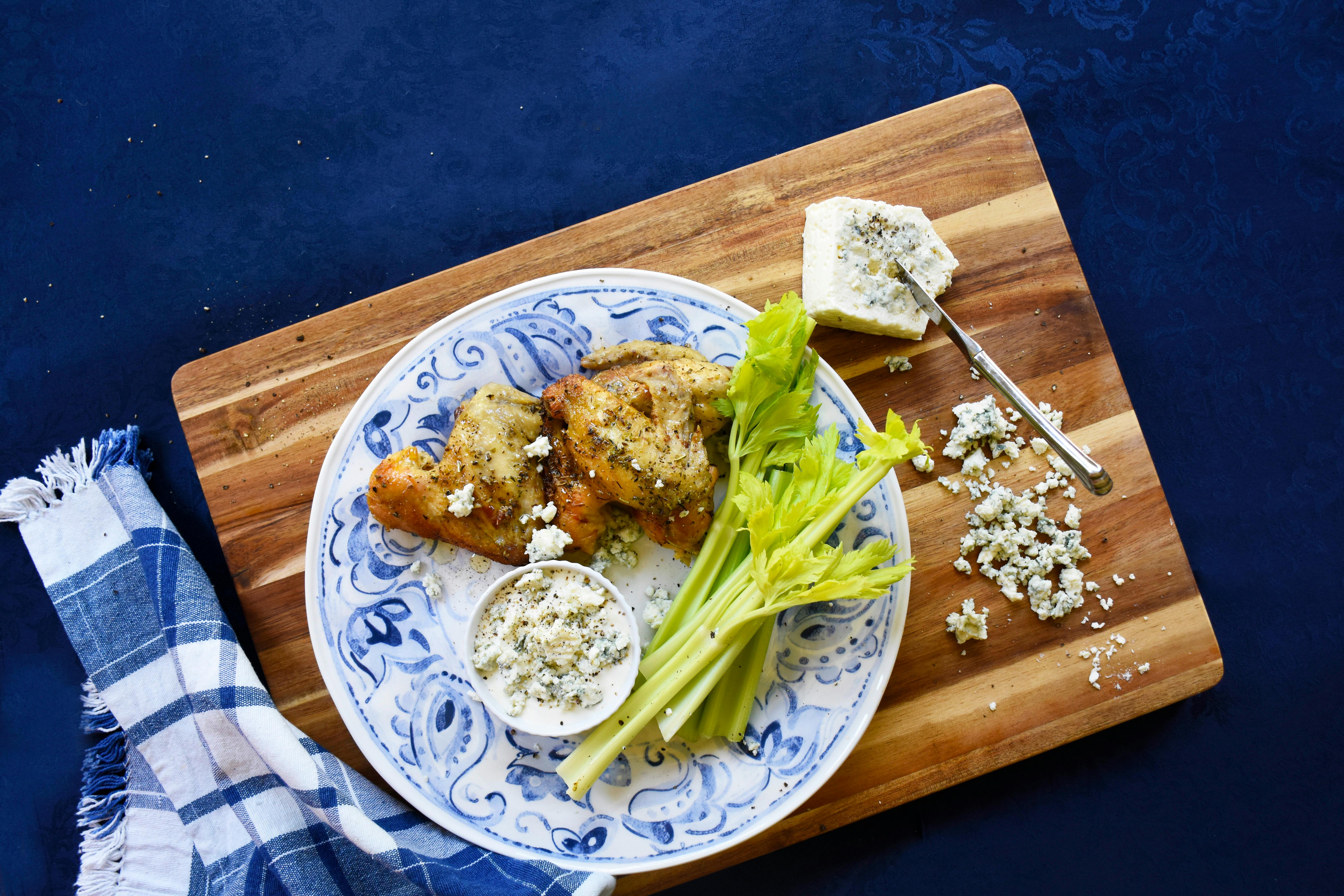 Alitas de pollo keto con aderezo de queso azul