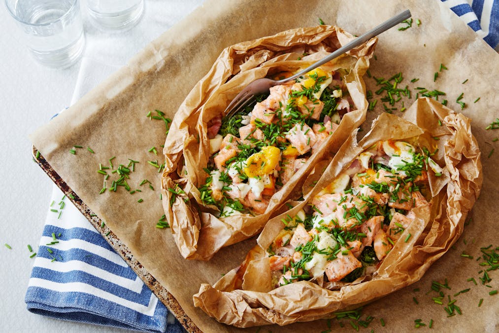 Salmón keto asado con espinacas y huevo