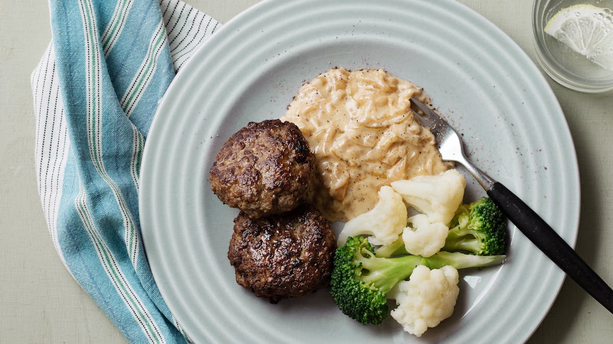Hamburguesas de res con salsa cremosa de cebolla y brócoli low carb