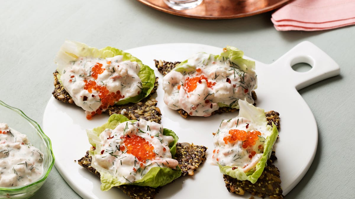 Ensalada keto de camarones con eneldo