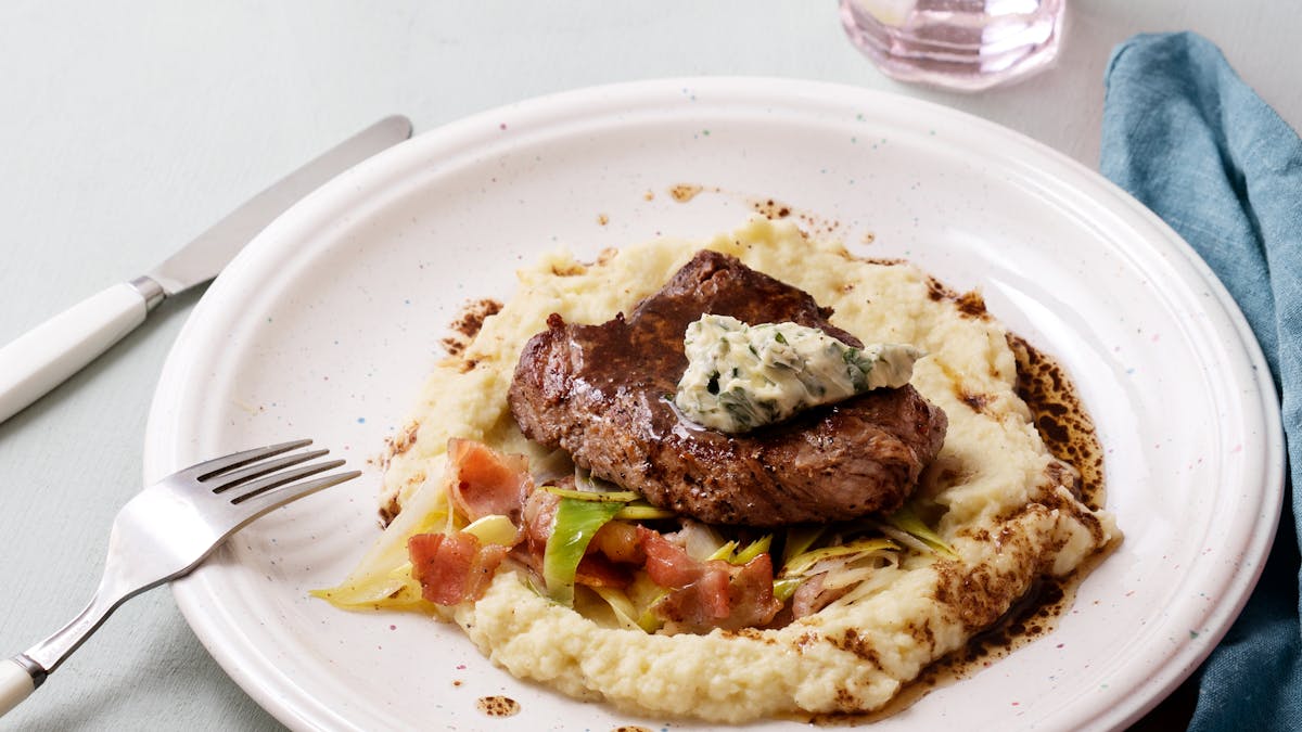 Ternera en salsa con puré de repollo