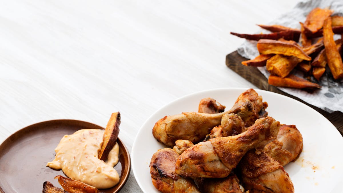 Muslos de pollo keto al estilo búfalo con alioli de ají