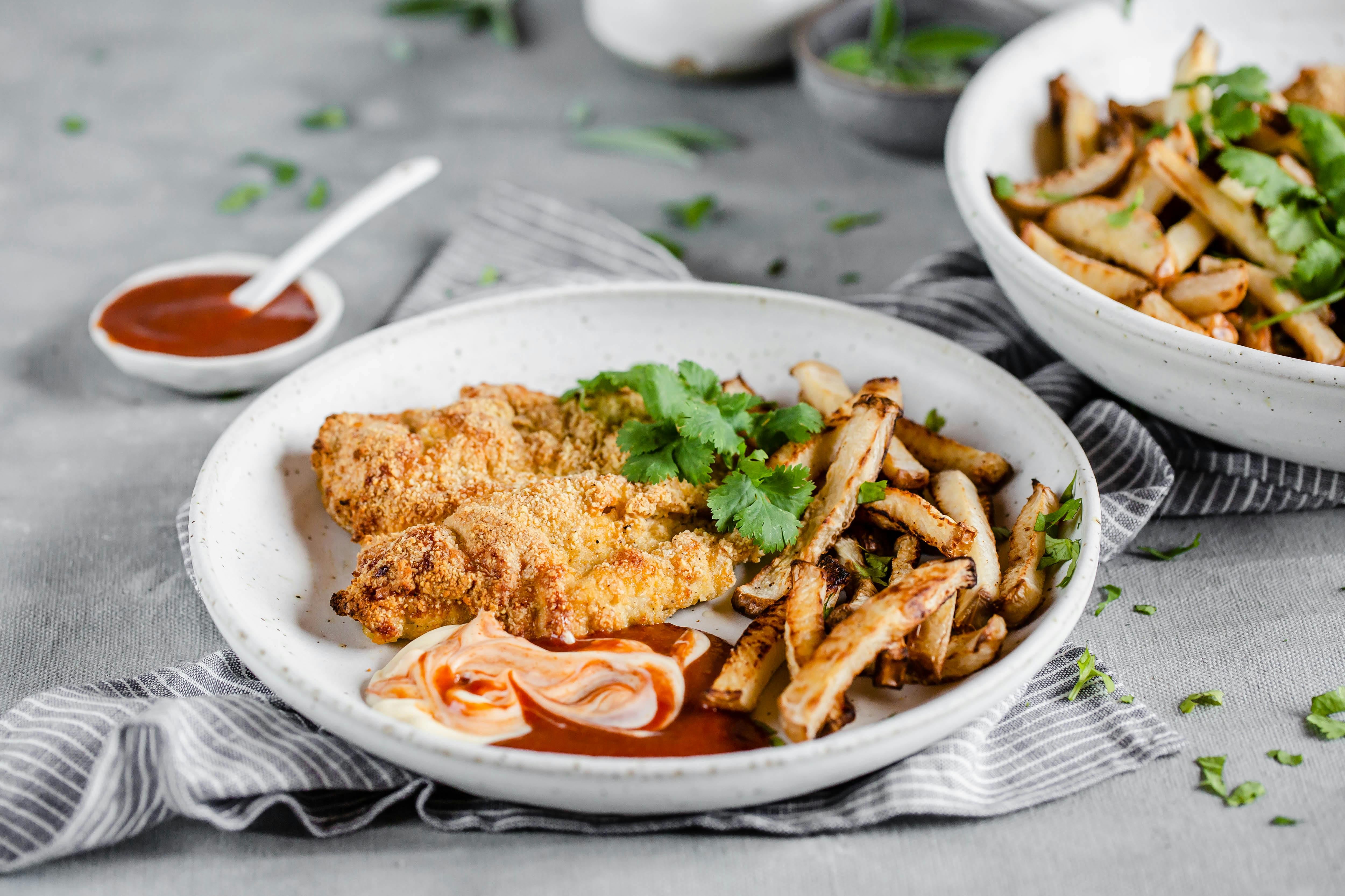 Milanesa de pollo keto con "papas" de nabo