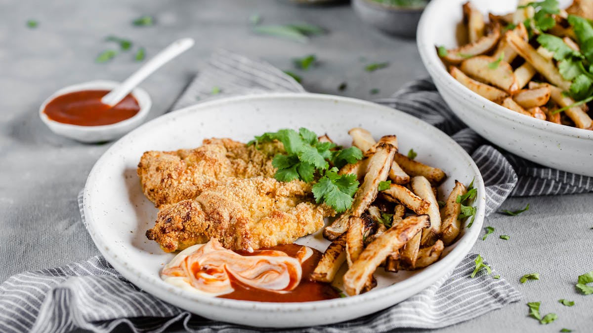 Milanesa de pollo keto con "papas" de nabo