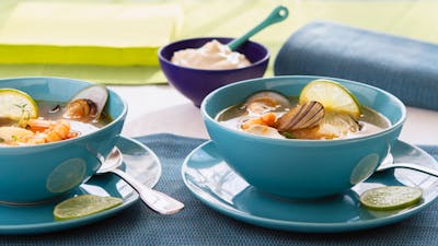 Sopa de mariscos low carb con mayonesa de ajo