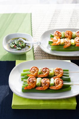 Brochetas de langostinos low carb con chimichurri