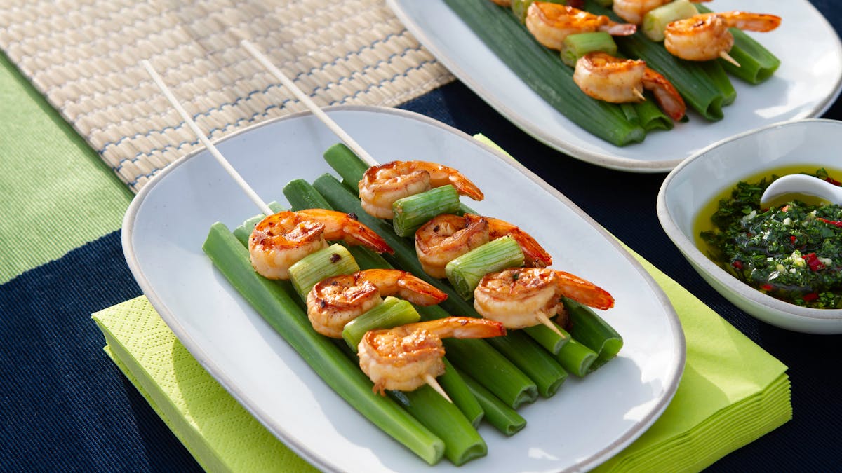 Brochetas de langostinos low carb con chimichurri