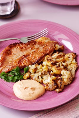 Pescado frito keto con salsa tandoori