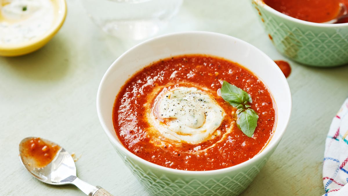 Sopa de tomate low carb con alioli de albahaca