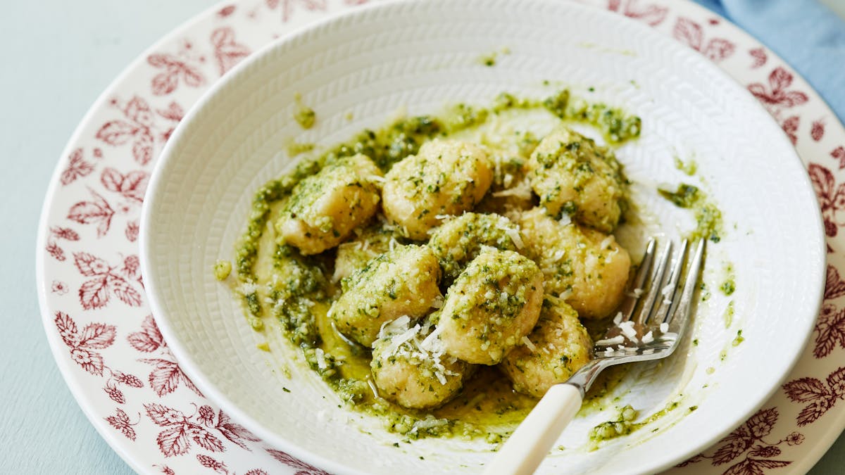 Ñoquis keto con pesto casero de albahaca