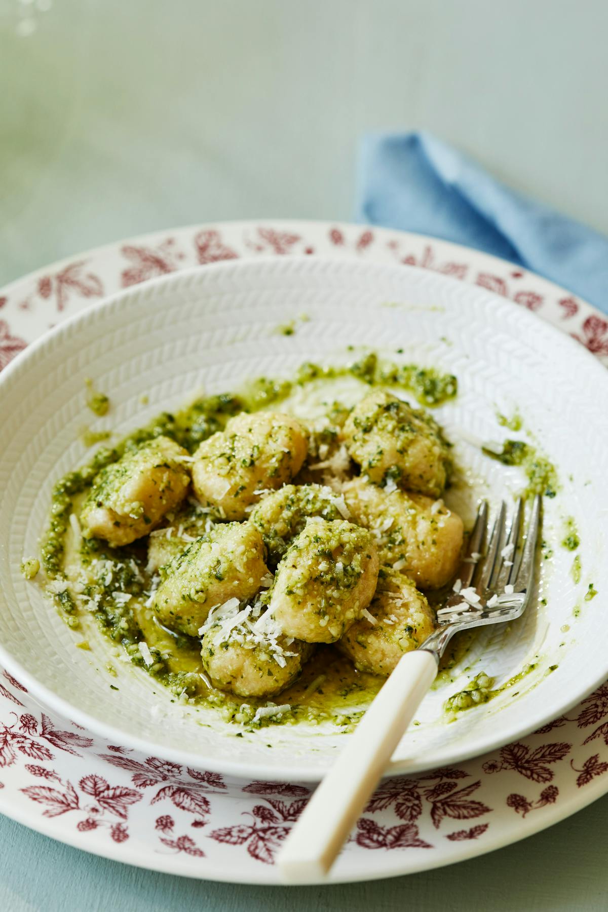 Ñoquis keto con pesto casero de albahaca