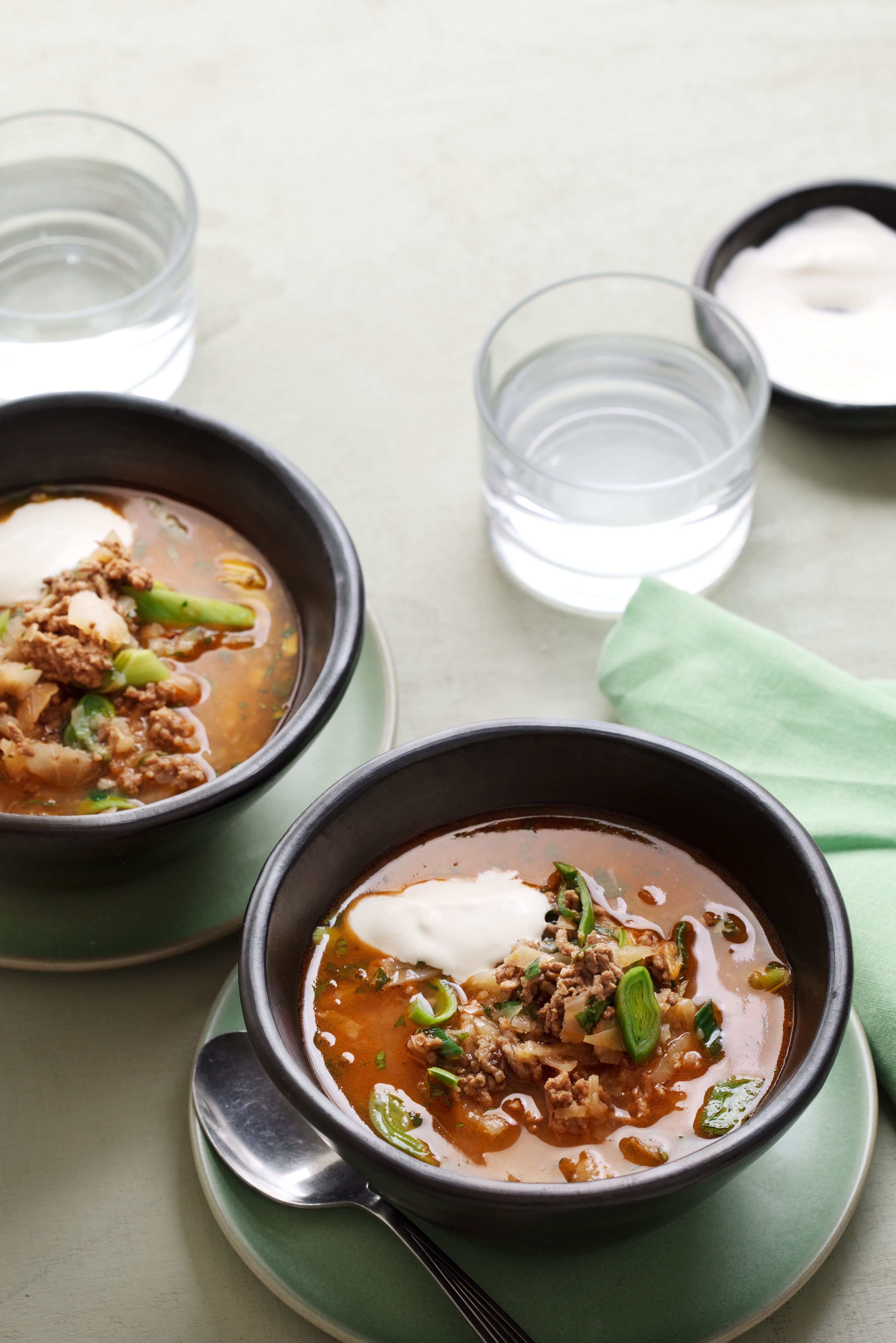 Sopa de res low carb con repollo de Laponia