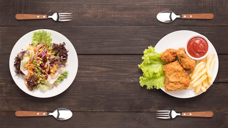 Ensalada fresca y pollo rebozado con papas