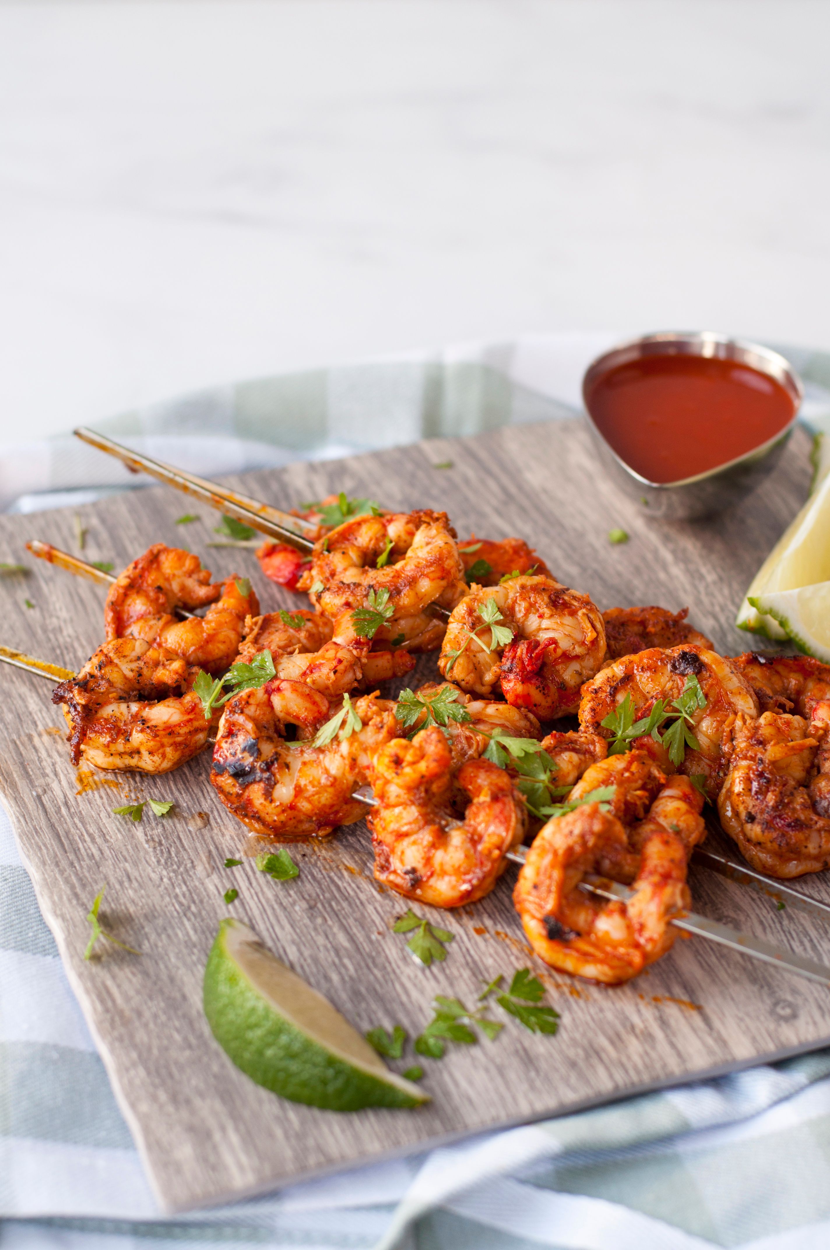 Brochetas de camarones con harissa y mantequilla