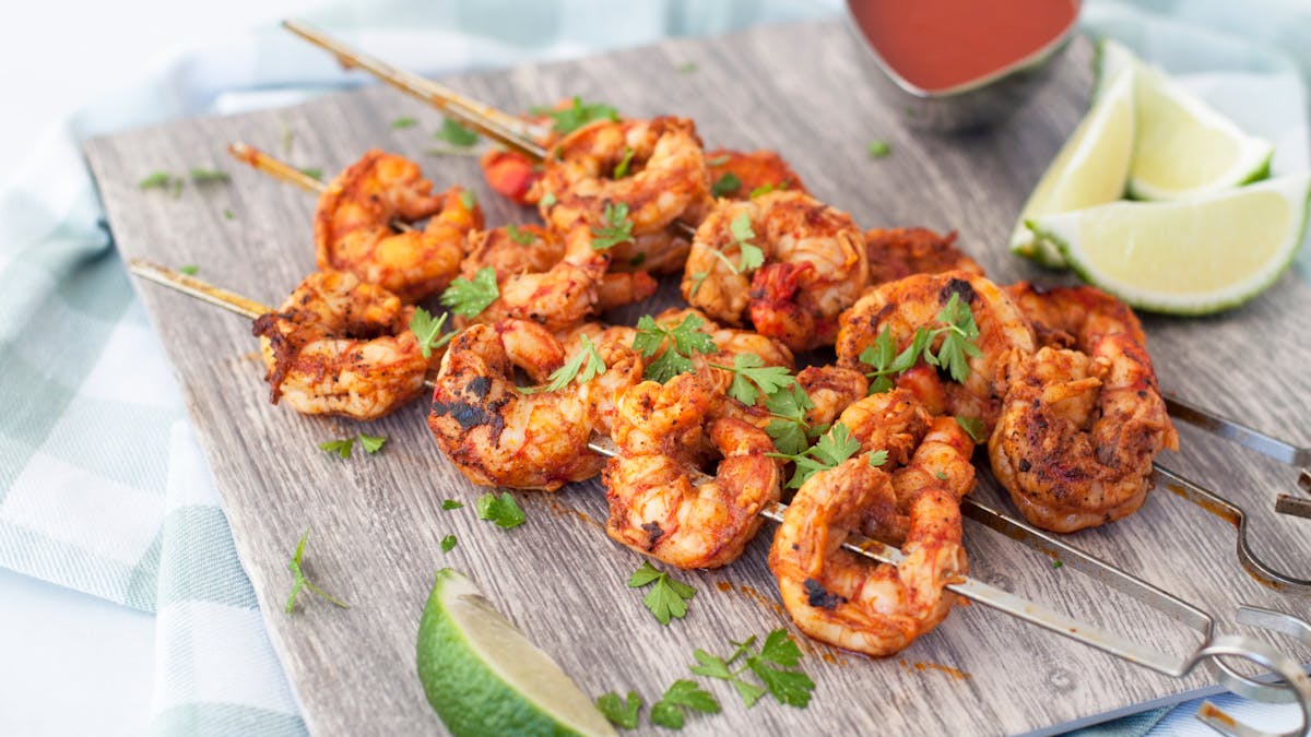 Brochetas de camarones con harissa y mantequilla