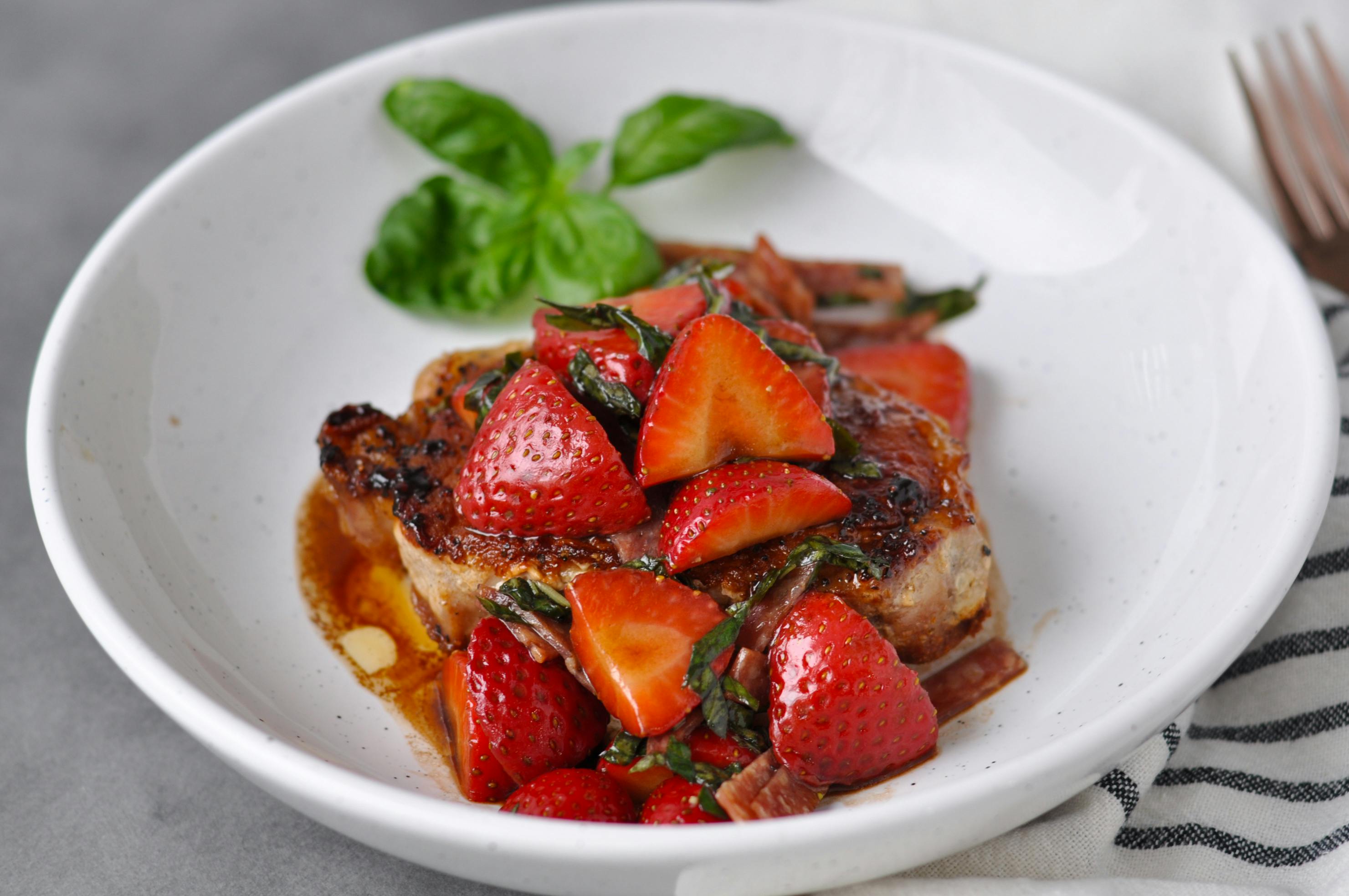 Chuletas de cerdo con albahaca y fresas