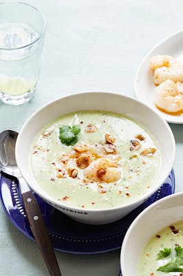 Sopa de aguacate con camarones y chips de ajo