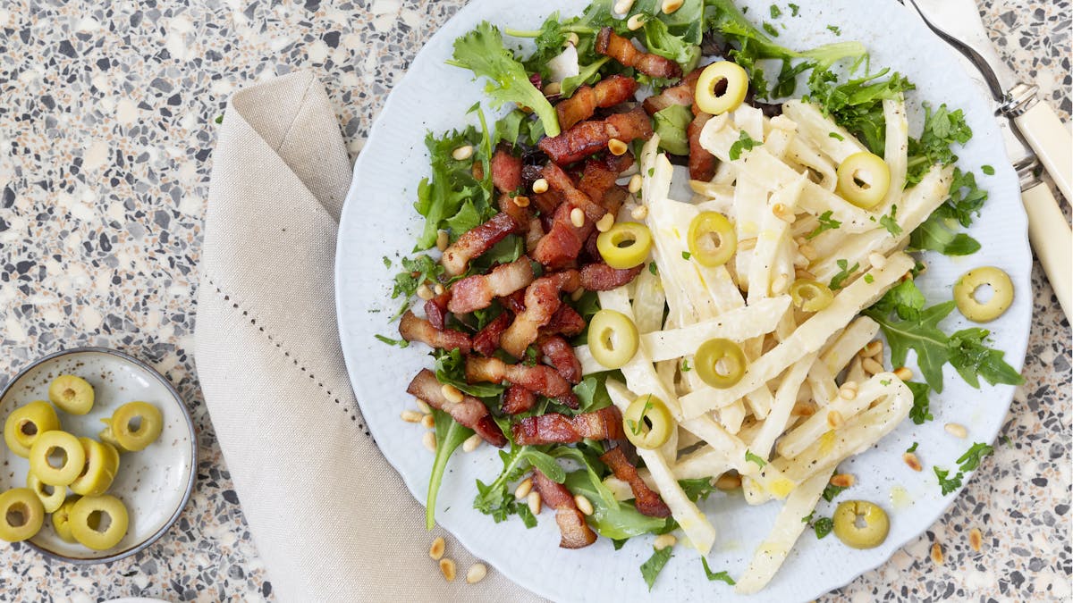 Ensalada de apio con panceta crocante