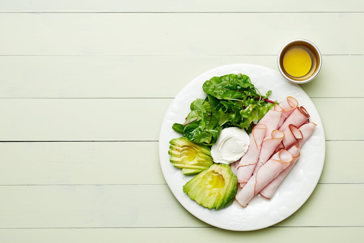 Seis formas de seguir comiendo low-carb o keto cuando no quieres cocinar