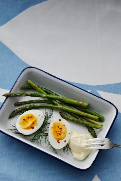 Huevos cocidos con mayonesa y espárragos
