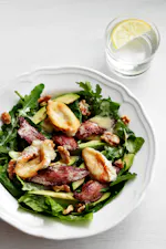 Ensalada de aguacate, panceta y queso de cabra