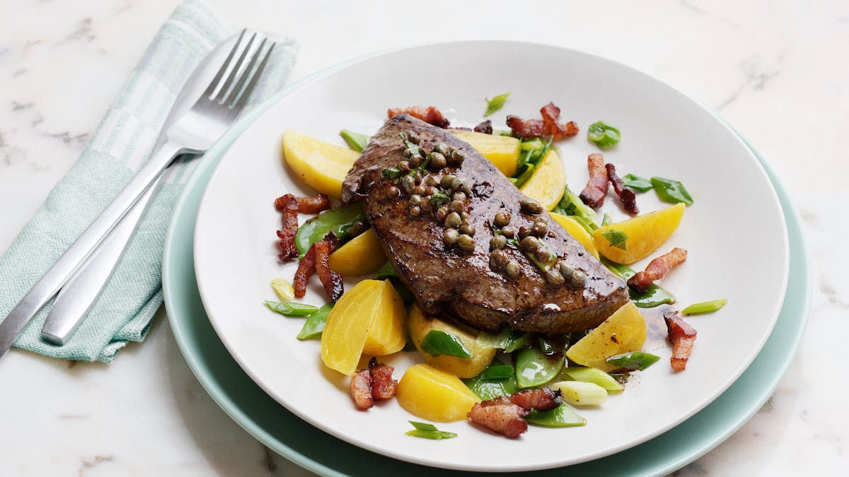 Hígado de ternera con panceta y verduras