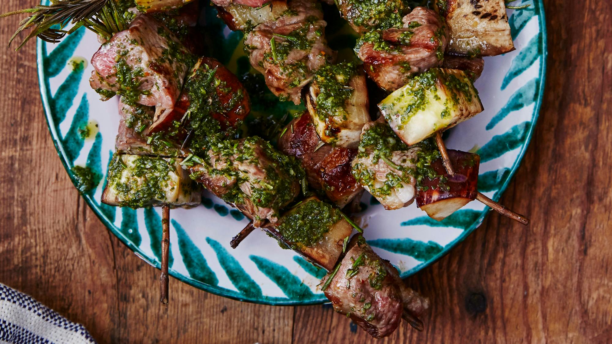 Kebabs keto con romero y salsa verde de anchoas Diet Doctor