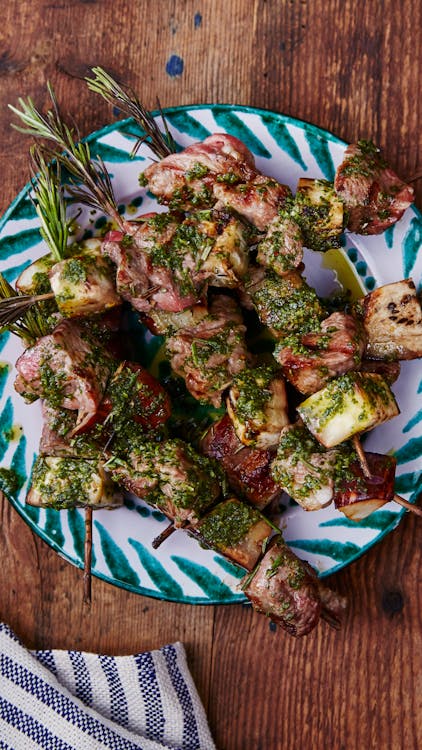 Kebabs con romero y salsa verde de anchoas a la parrilla