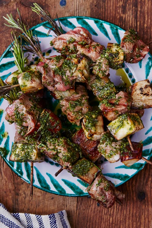 Kebabs con romero y salsa verde de anchoas a la parrilla