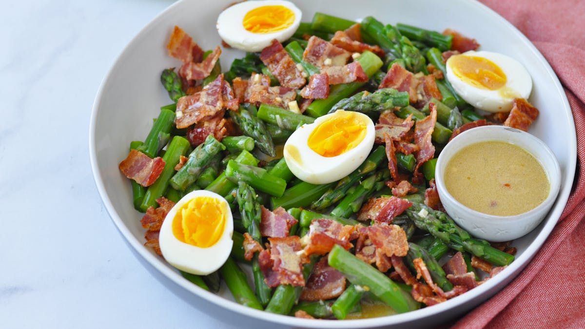Ensalada de espárragos, huevos y panceta