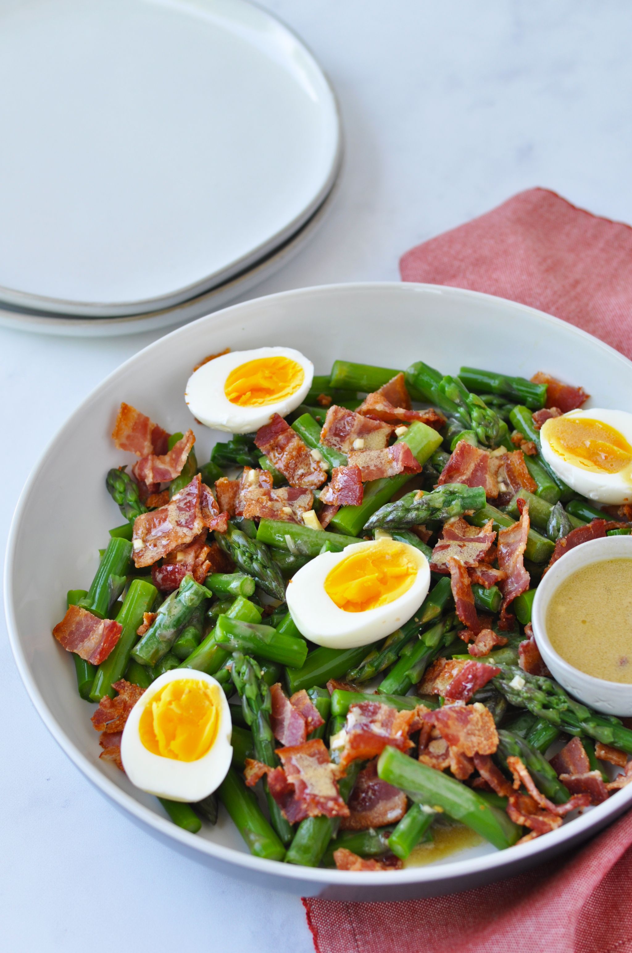 Ensalada de espárragos, huevos y panceta