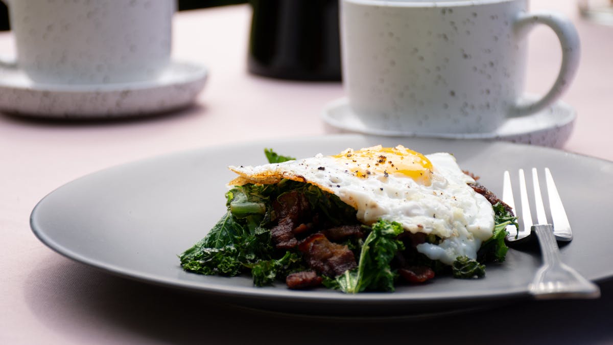 Col rizada con bacon crujiente y huevos fritos