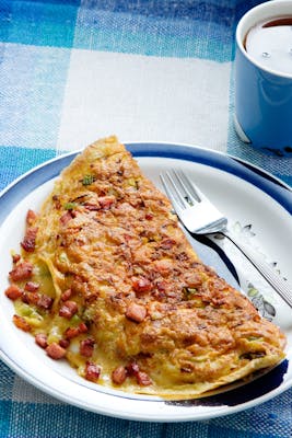 Omelette keto con jamón y pimiento