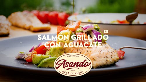 Salmón grillado con aguacate