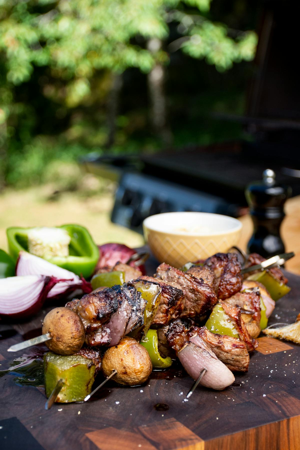 Kebab de carne y vegetales