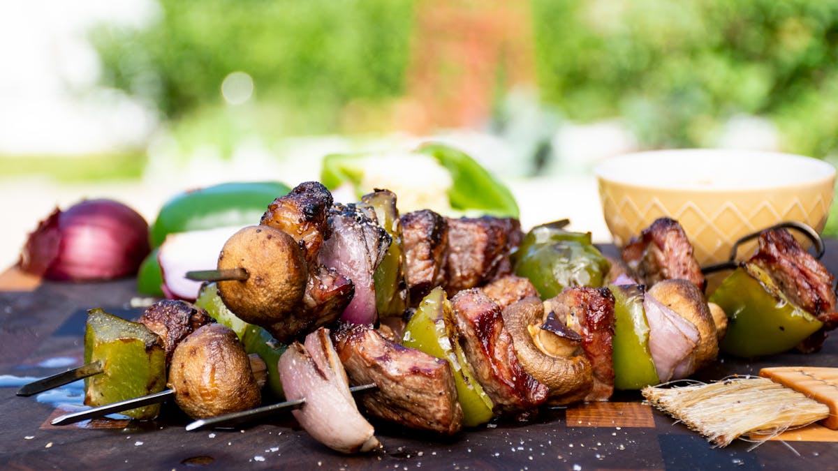 Kebab de carne y vegetales