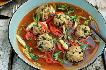 Albóndigas en caldo de jengibre y soya