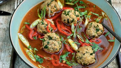 Albóndigas en caldo de jengibre y soya