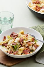 Plato keto de repollo frito con bacon crujiente