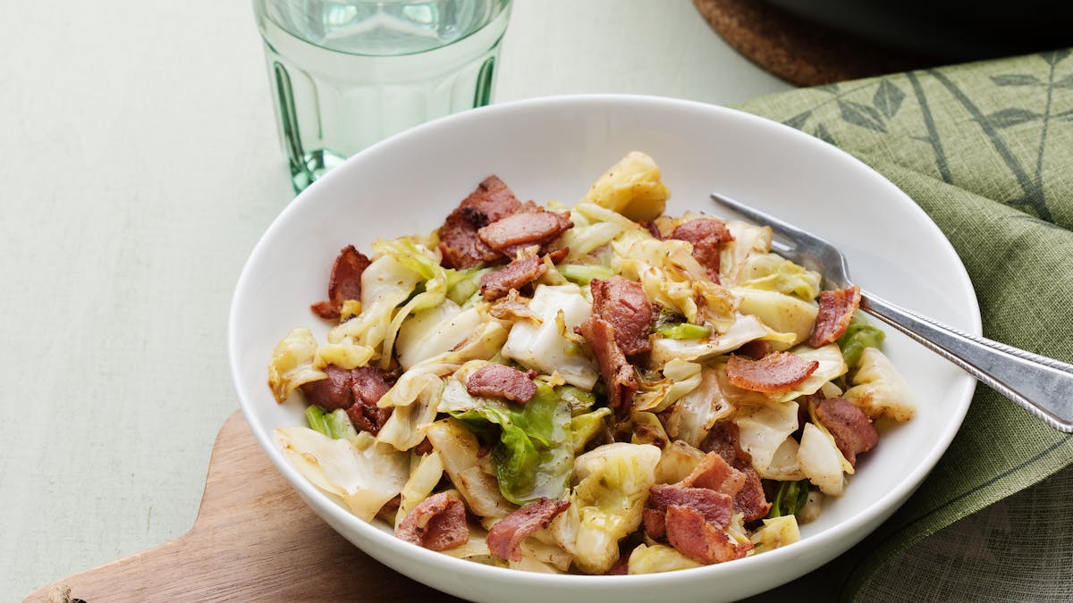 Plato keto de repollo frito con bacon crujiente