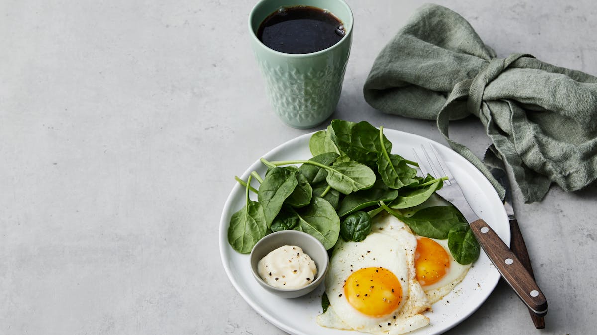 Huevos fritos con espinacas