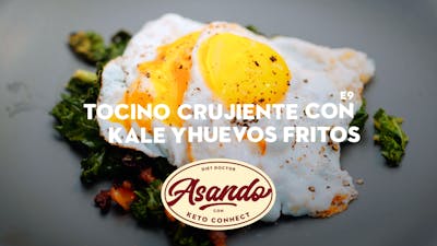 Tocino crujiente con kale y huevos fritos