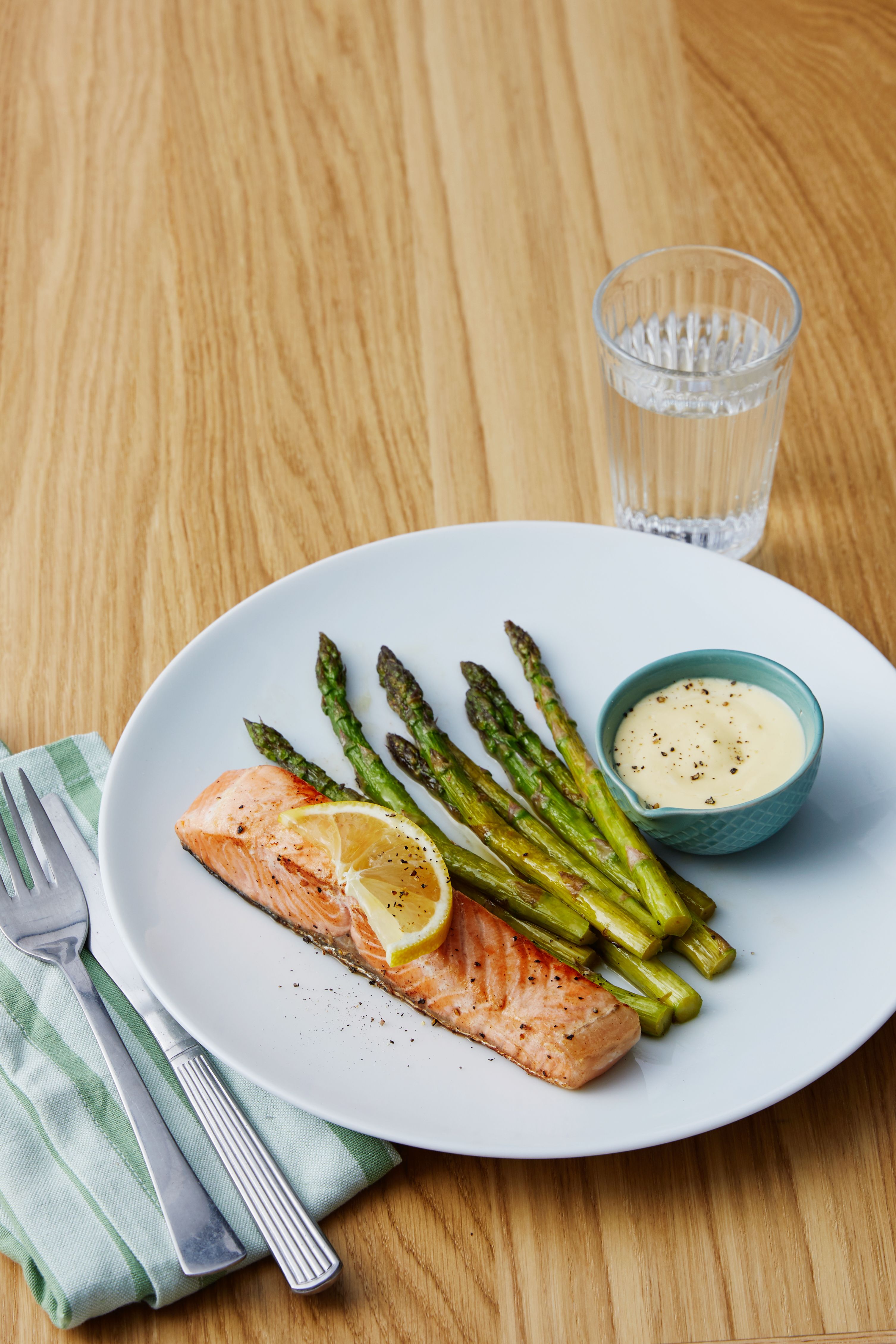 Salmón braseado con espárragos y salsa holandesa