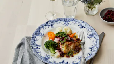 Balacao frito con ensalada de remolacha y mantequilla dorada