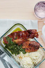 Brochetas keto de cerdo con puré de coliflor y salsa verde