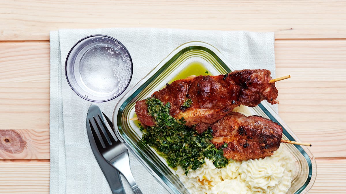 Brochetas keto de cerdo con puré de coliflor y salsa verde