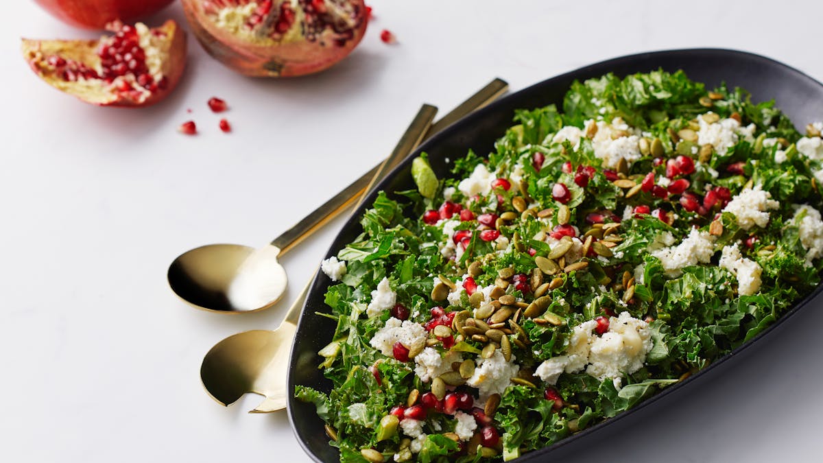 Ensalada de col rizada con queso de cabra y granada