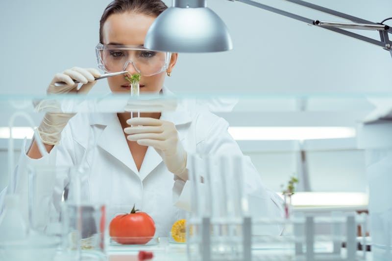 Mujer en laboratorio