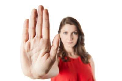 Mujer negando con la mano